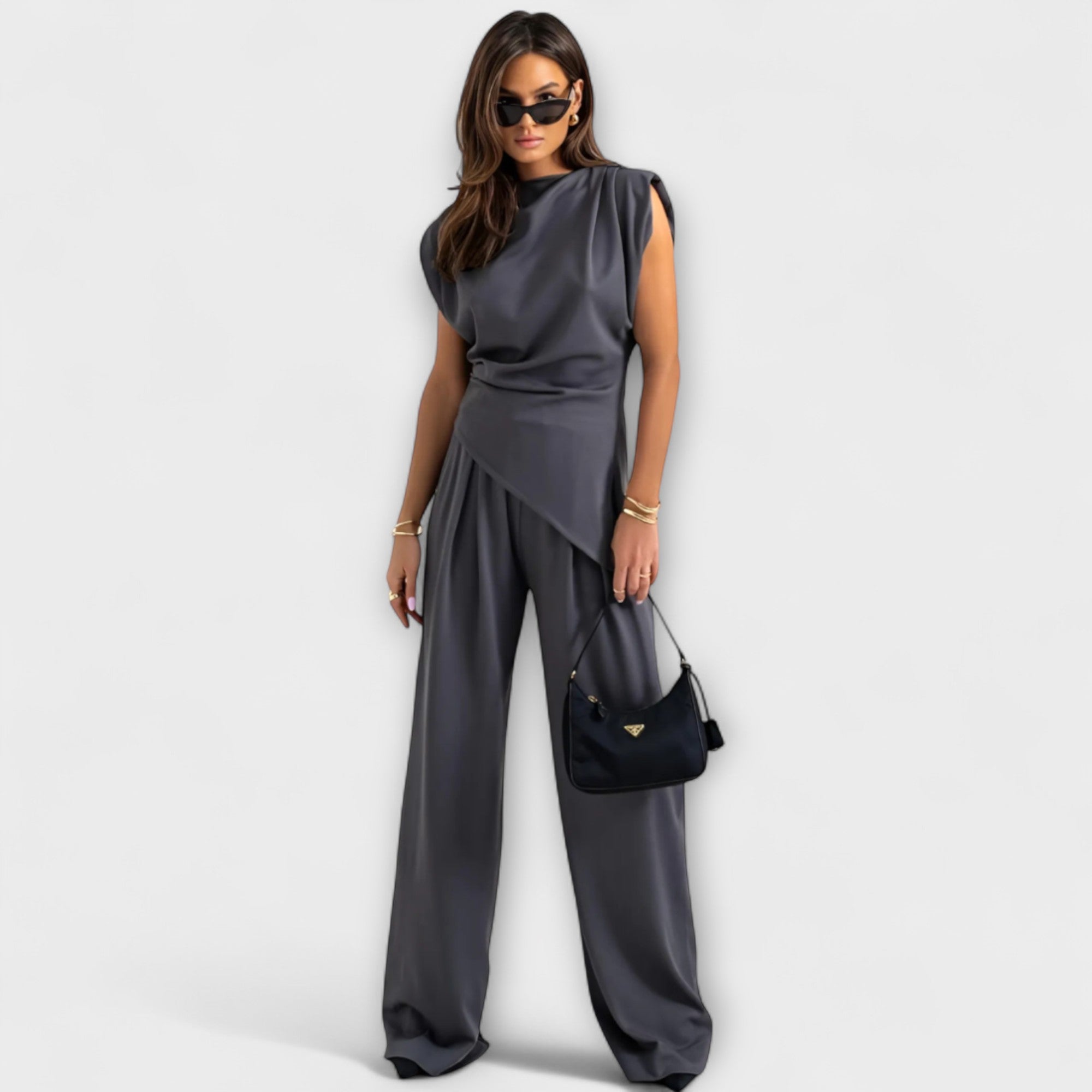 Michaela – Asymmetrisk sett med markerte skuldre