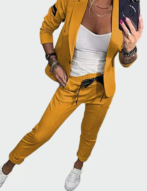 Ella – Løst damesett med bukse og blazer