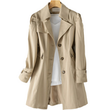 Kort trenchcoat for dame med enkel knappelukking og innsvingt passform