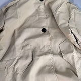 Lang trenchcoat for dame med hette og knappelukking