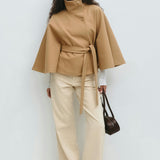 Elegant cape for dame med belte