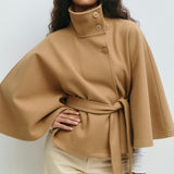 Elegant cape for dame med belte