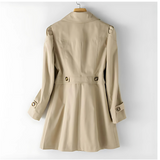 Kort trenchcoat for dame med enkel knappelukking og innsvingt passform