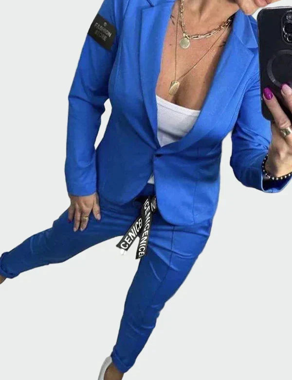 Ella – Løst damesett med bukse og blazer