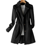 Kort trenchcoat for dame med enkel knappelukking og innsvingt passform