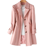 Kort trenchcoat for dame med enkel knappelukking og innsvingt passform
