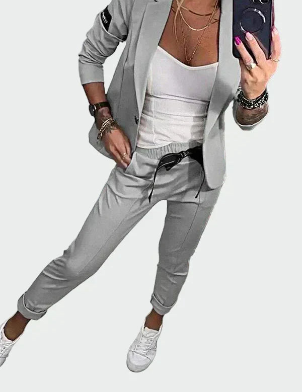 Ella – Løst damesett med bukse og blazer