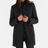 Elegant damekåpe med ståkrage og knapper