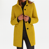 Elegant damekåpe med ståkrage og knapper