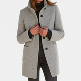 Elegant damekåpe med ståkrage og knapper