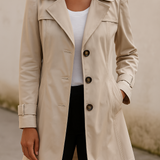 Kort trenchcoat for dame med enkel knappelukking og innsvingt passform