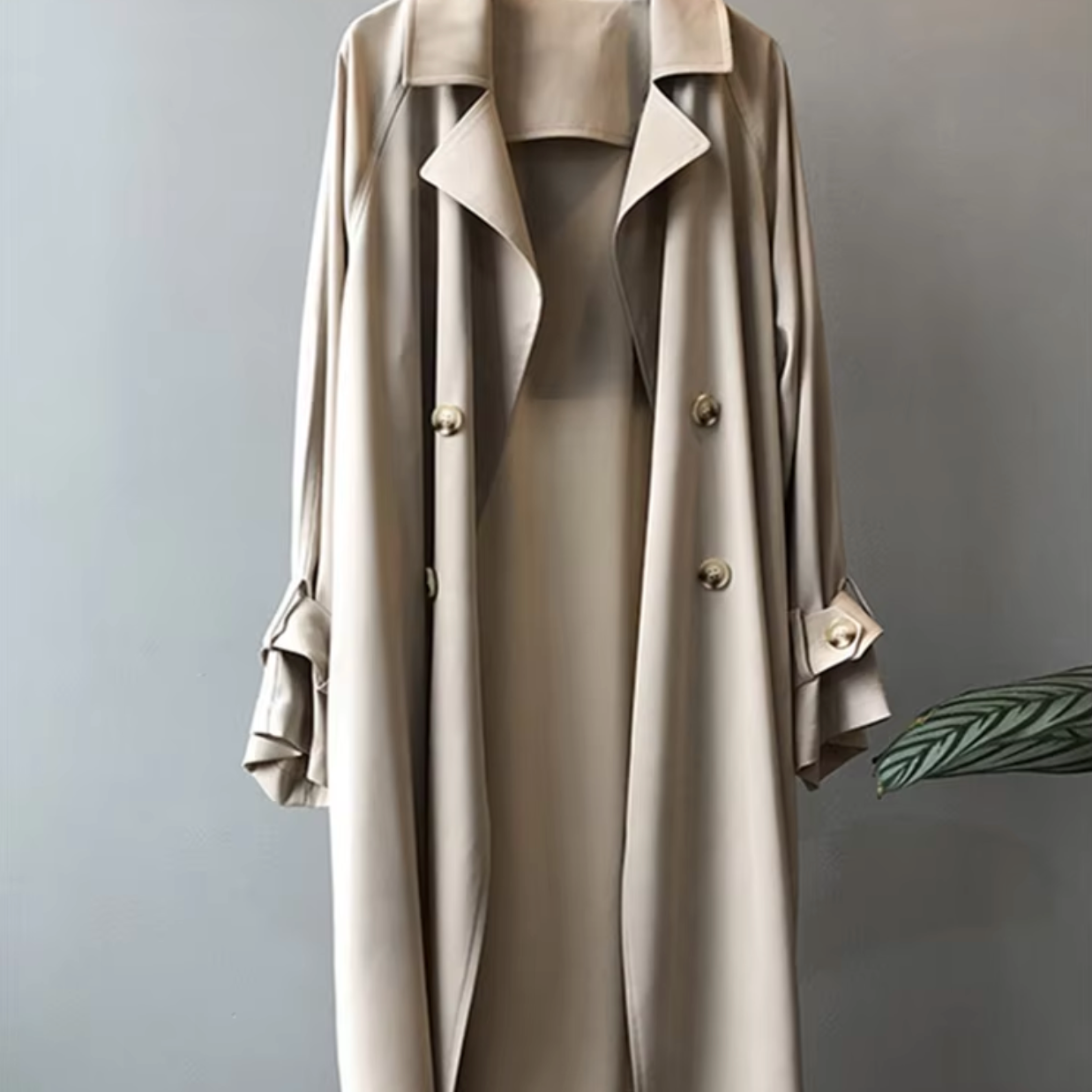 Elegant lang dobbeltspent trenchcoat for dame