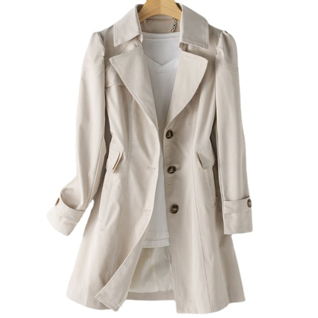 Kort trenchcoat for dame med enkel knappelukking og innsvingt passform