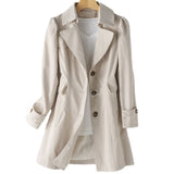 Kort trenchcoat for dame med enkel knappelukking og innsvingt passform