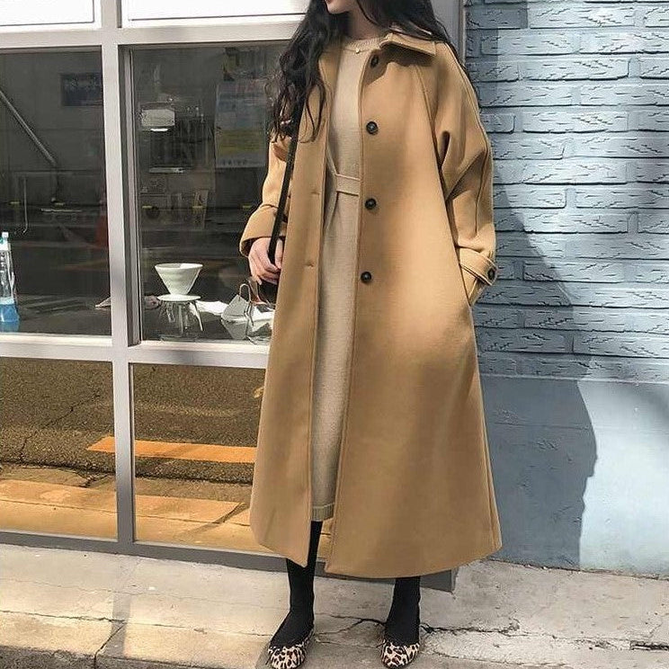 Lang trenchcoat for dame med innsvingt midje og klassisk krage