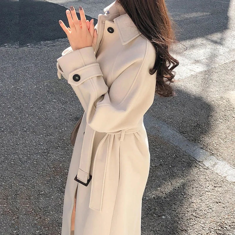 Lang trenchcoat for dame med innsvingt midje og klassisk krage