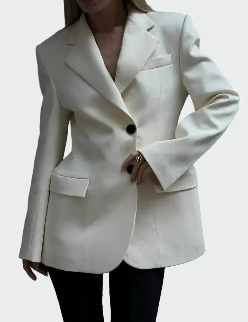 Nikol – blazer med imponerende snitt og knapper