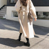 Lang trenchcoat for dame med innsvingt midje og klassisk krage