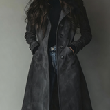 Trenchcoat for dame med knapper og slagkrage