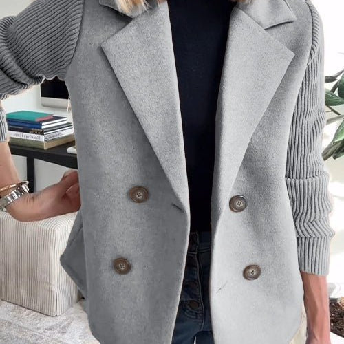 Amora – Elegant jakke med strikkede ermer