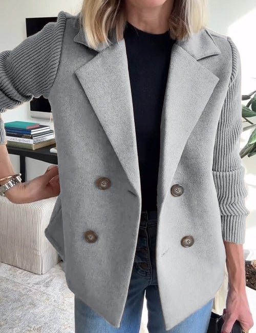 Amora – Elegant jakke med strikkede ermer