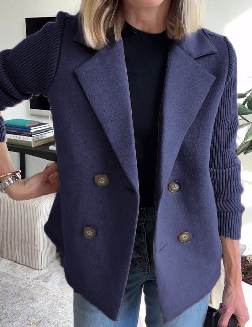 Amora – Elegant jakke med strikkede ermer