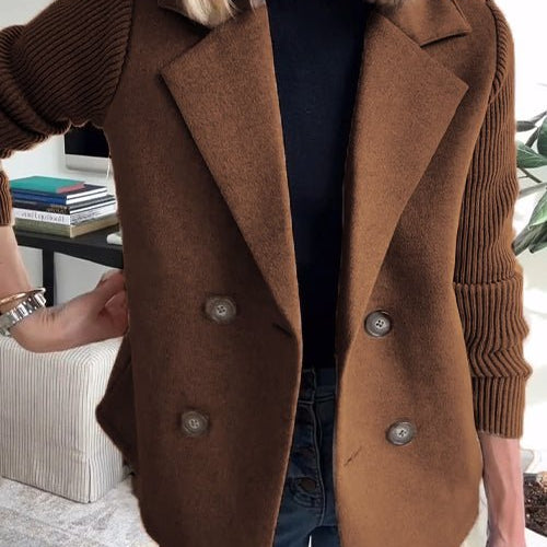 Amora – Elegant jakke med strikkede ermer