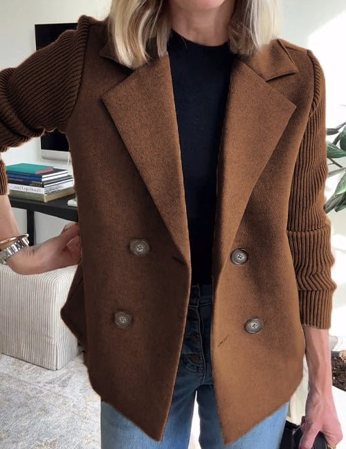 Amora – Elegant jakke med strikkede ermer
