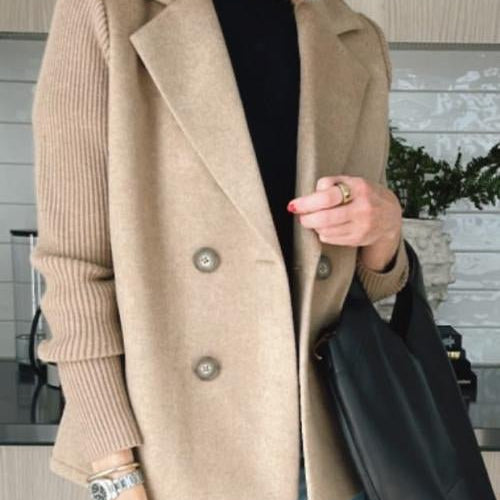 Amora – Elegant jakke med strikkede ermer