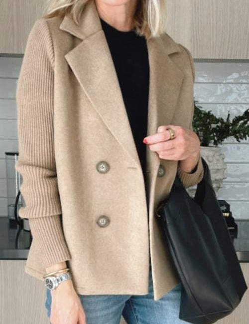 Amora – Elegant jakke med strikkede ermer