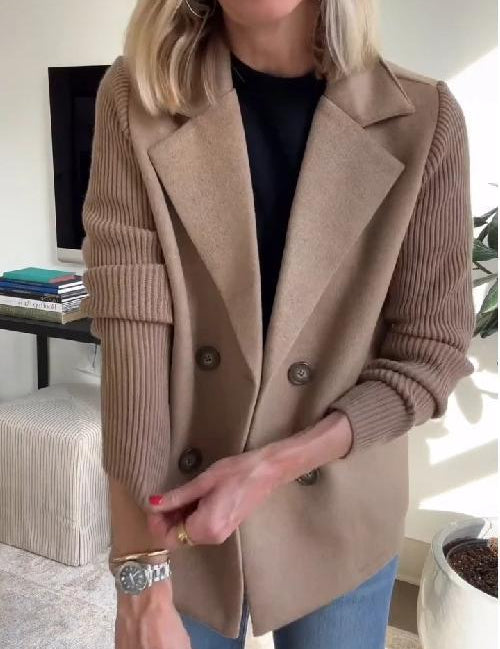 Amora – Elegant jakke med strikkede ermer