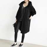 Lang trenchcoat for dame med hette og knappelukking