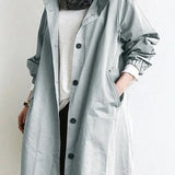 Lang trenchcoat for dame med hette og knappelukking