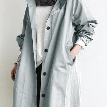 Lang trenchcoat for dame med hette og knappelukking