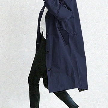 Lang trenchcoat for dame med hette og knappelukking