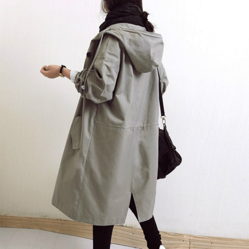 Lang trenchcoat for dame med hette og knappelukking