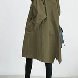 Lang trenchcoat for dame med hette og knappelukking