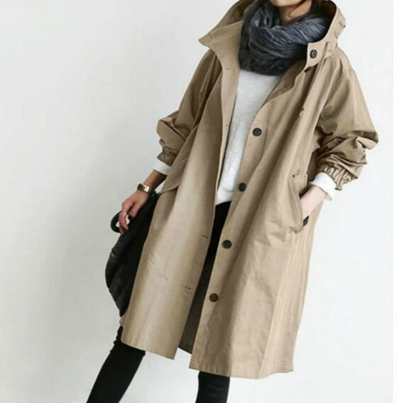 Lang trenchcoat for dame med hette og knappelukking