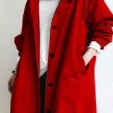 Lang trenchcoat for dame med hette og knappelukking