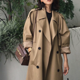 Tidløs lang dobbeltspent trenchcoat for dame