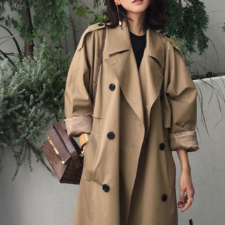 Tidløs lang dobbeltspent trenchcoat for dame