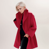 Elegant lang damekåpe med oversized krage