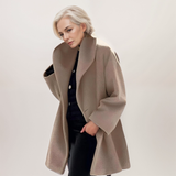 Elegant lang damekåpe med oversized krage