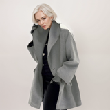 Elegant lang damekåpe med oversized krage