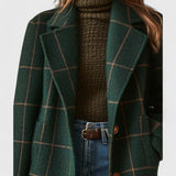 Elegant lang damekåpe i rutet tweed