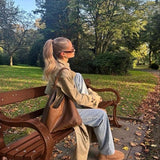 Tidløs lang dobbeltspent trenchcoat for dame