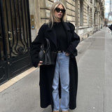 Tidløs lang dobbeltspent trenchcoat for dame
