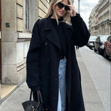 Tidløs lang dobbeltspent trenchcoat for dame