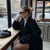 Tidløs lang dobbeltspent trenchcoat for dame