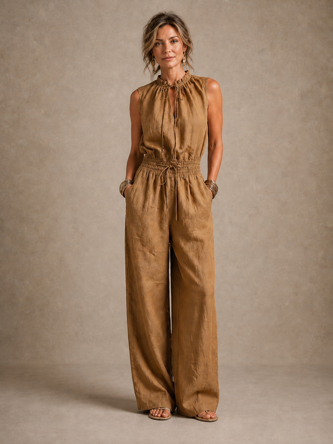 Celia | Ermeløs jumpsuit med knyting